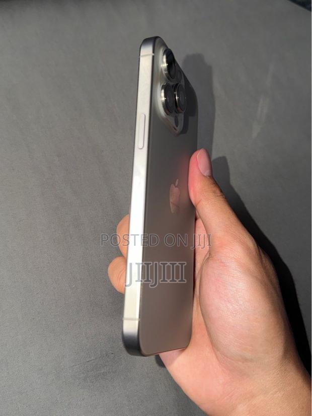 Apple iPhone 15 Pro Max 512 GB Silver · Photo 2
