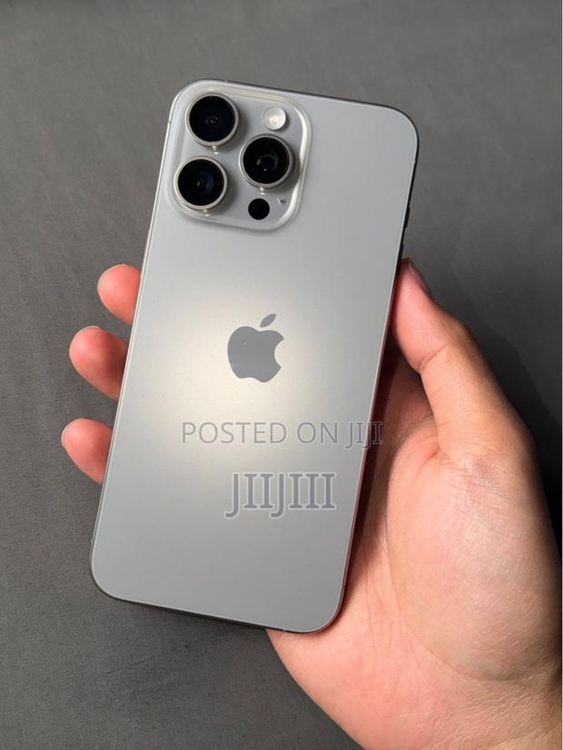 Apple iPhone 15 Pro Max 512 GB Silver · Photo 1