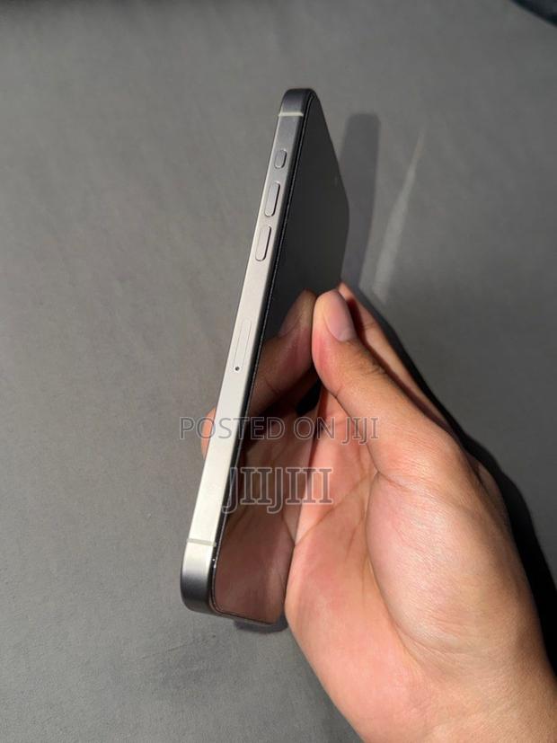 Apple iPhone 15 Pro Max 512 GB Silver · Photo 3