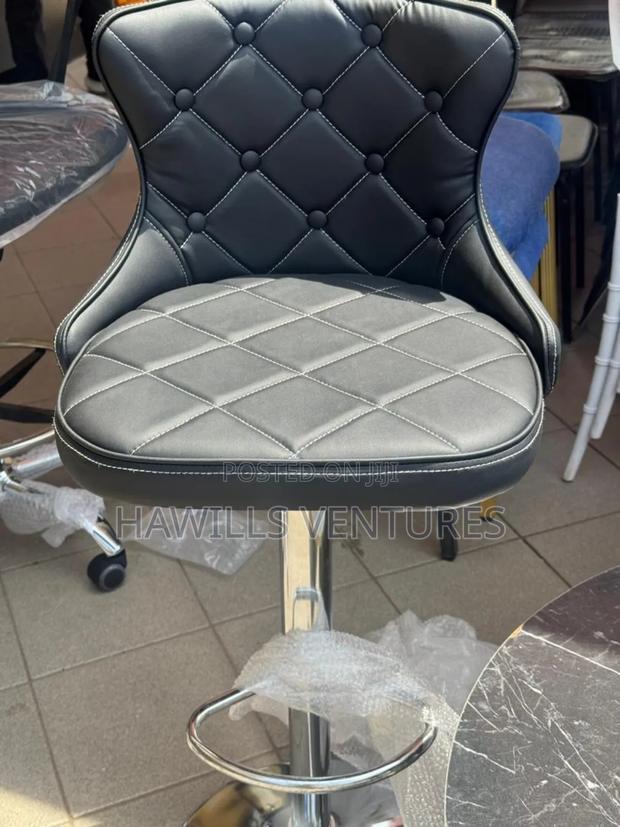 Adjustable High Stool · Photo 1