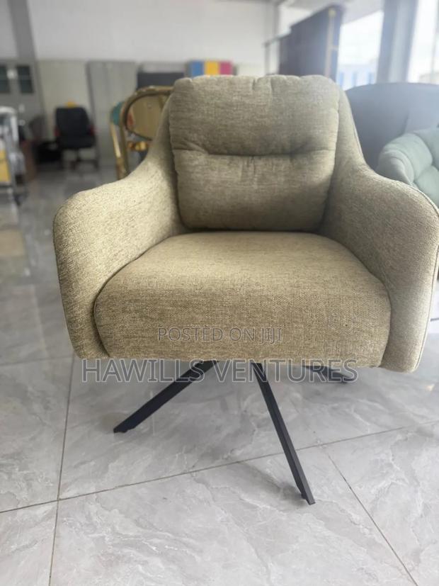 Accent Rotating Chair · Photo 1