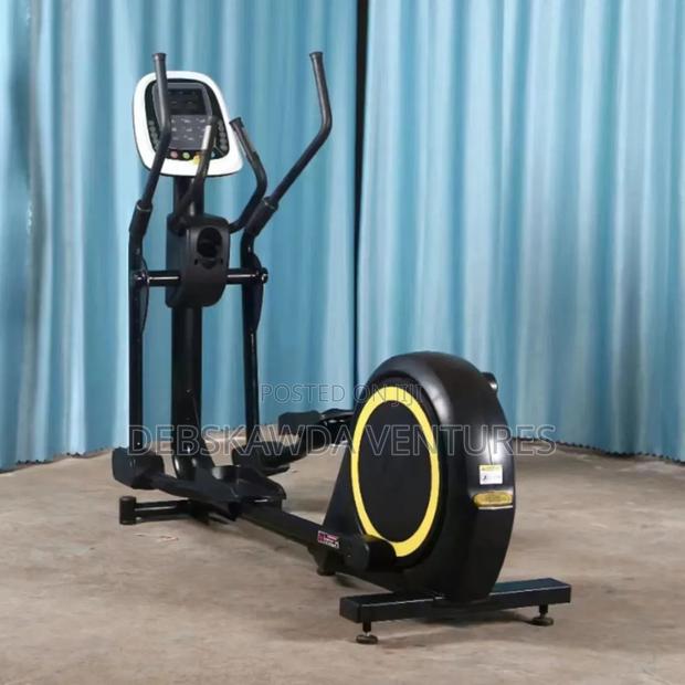 Elliptical Commercial Machine · Photo 2