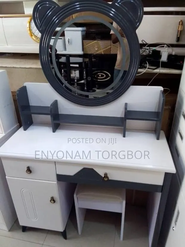 Dressing Mirror With Drawer · Photo 1