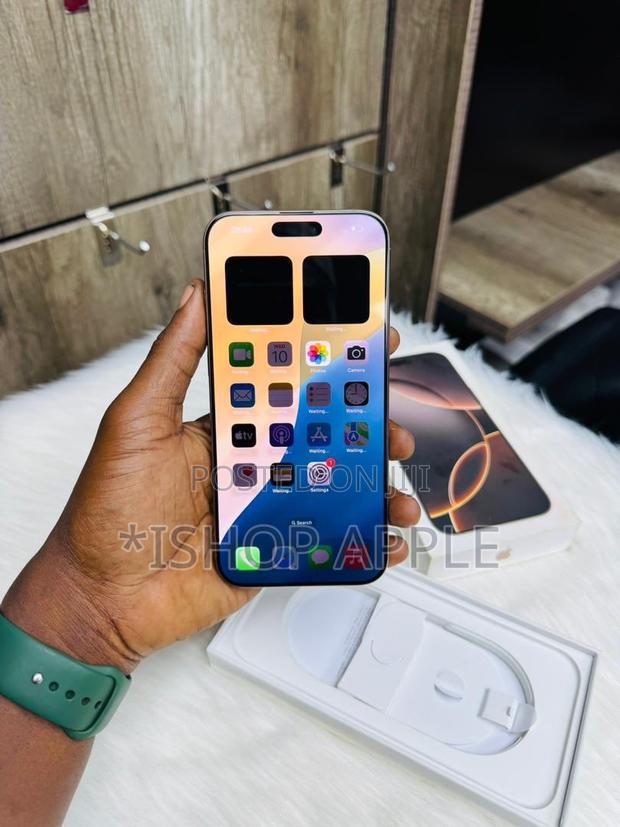 Apple iPhone 16 Pro Max 256 GB White · Photo 2
