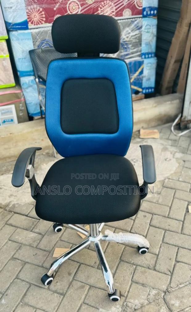 Reddish Swivel Chair · Photo 2