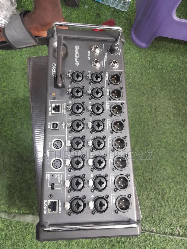 Midas 18 Channel Mixer Mr18 · Photo 4