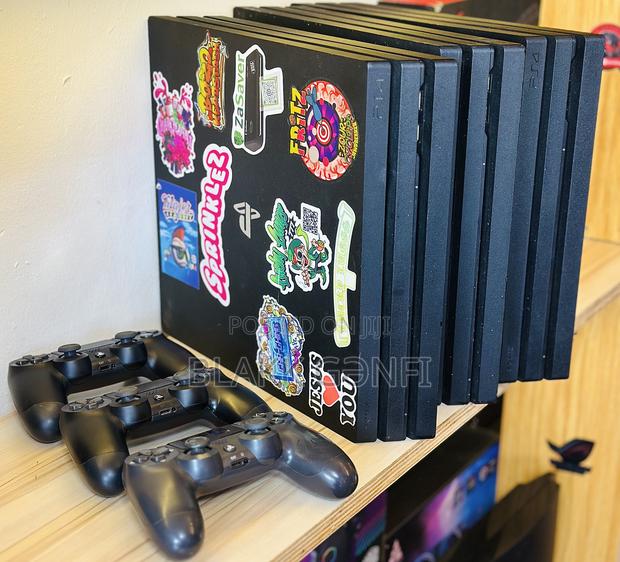 Ps4 Pro + Controller · Photo 1