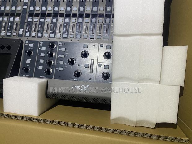 Behringer X32 Digital Mixer · Photo 2