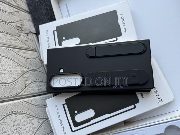 Fold 7, Stand Wrist Strip · Photo 3