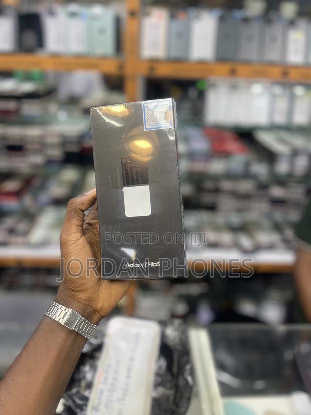 New Samsung Galaxy Z Flip 5 256 GB · Photo 1