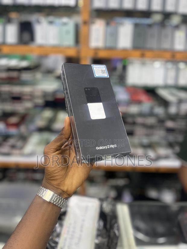 New Samsung Galaxy Z Flip 5 256 GB · Photo 3