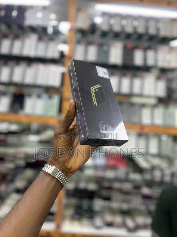 New Samsung Galaxy Z Flip6 256 GB Black · Photo 2