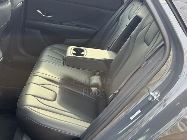 Hyundai Elantra Limited IVT 2025 Gray · Photo 4
