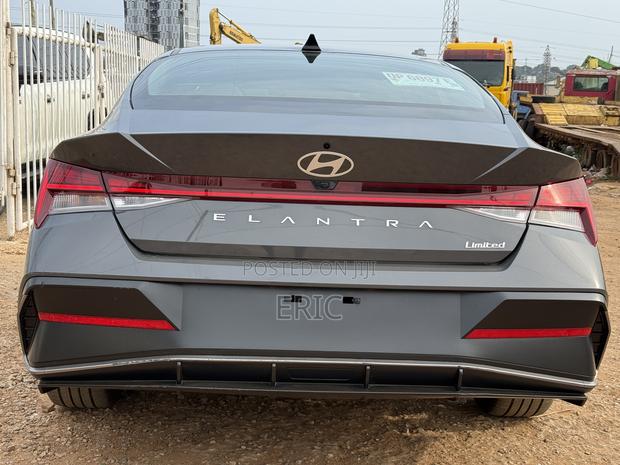 Hyundai Elantra Limited IVT 2025 Gray · Photo 2
