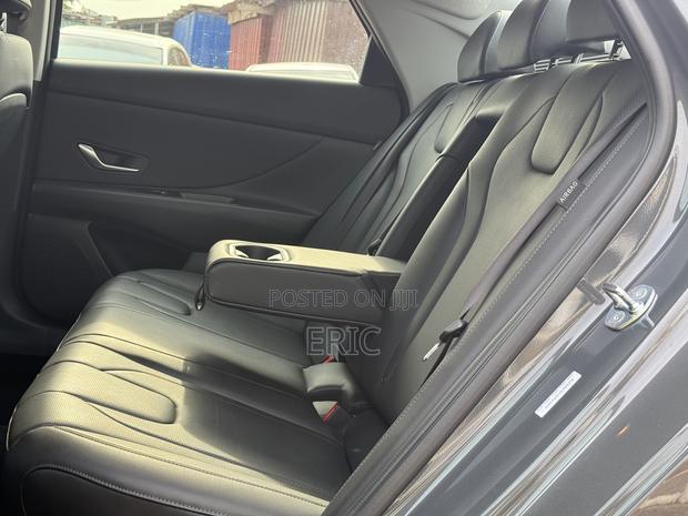 Hyundai Elantra Limited IVT 2025 Gray · Photo 3