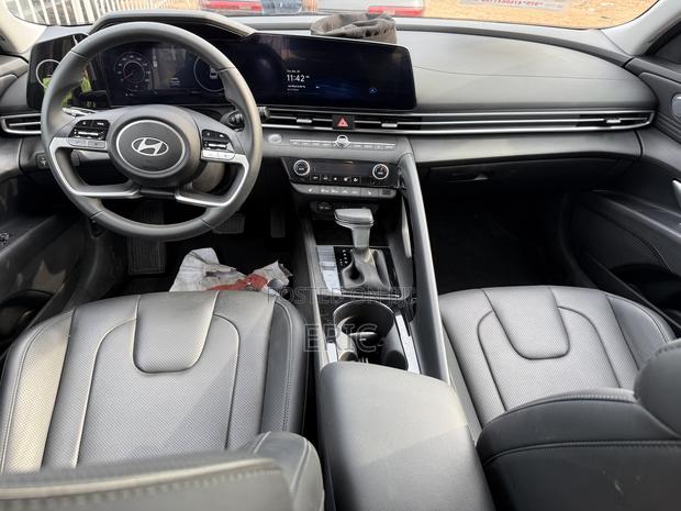 Hyundai Elantra Limited IVT 2025 Gray · Photo 5