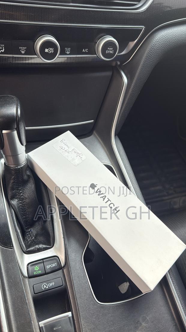 New Apple Watch Series Se 3 40mm GPS Only · Photo 1