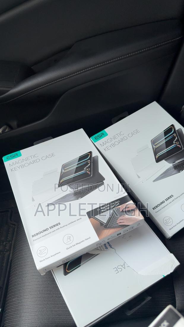 Esr Magnetic Keyboard for 10th Gen and 11th Gen · Photo 1