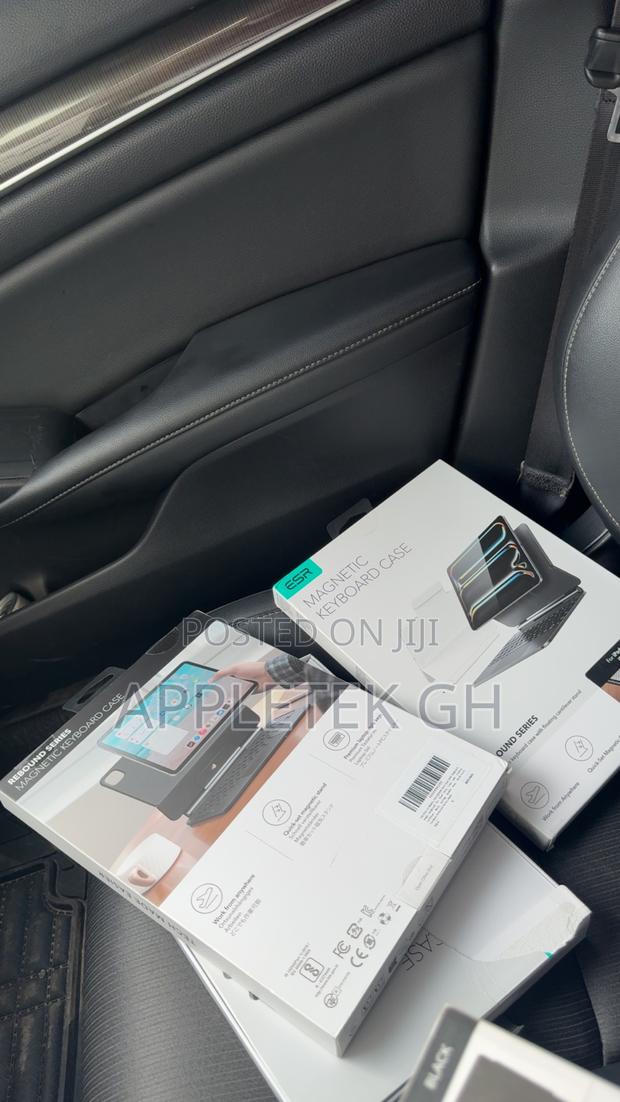 Esr Magnetic Keyboard for 10th Gen and 11th Gen · Photo 2