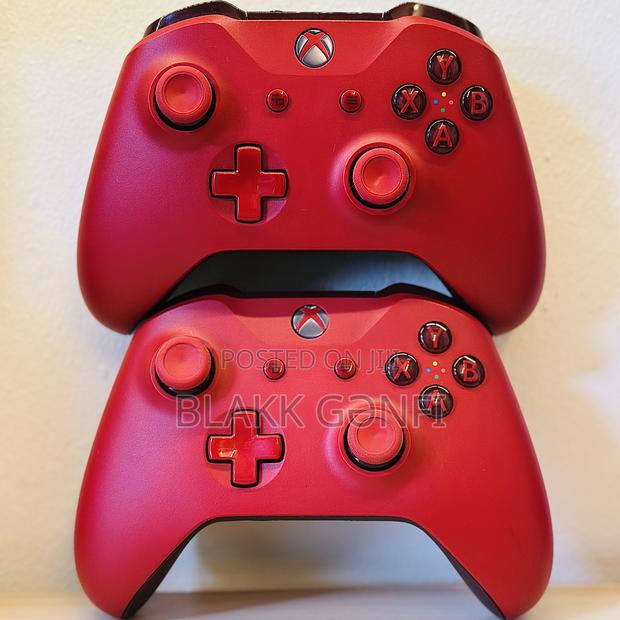 Xbox One S Red Controller · Photo 1