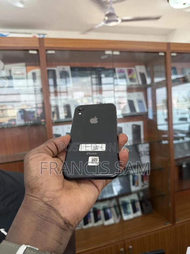 Apple iPhone XR 64 GB Black · Photo 4