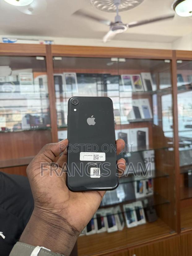 Apple iPhone XR 64 GB Black · Photo 2