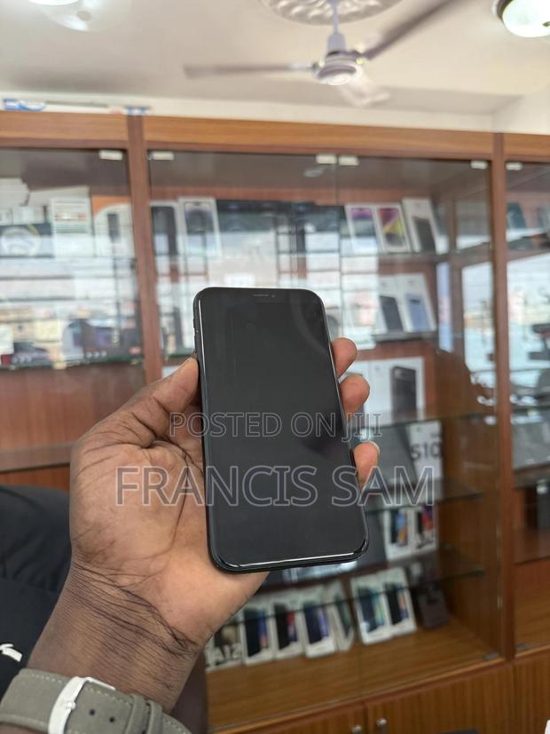 Apple iPhone XR 64 GB Black · Photo 3