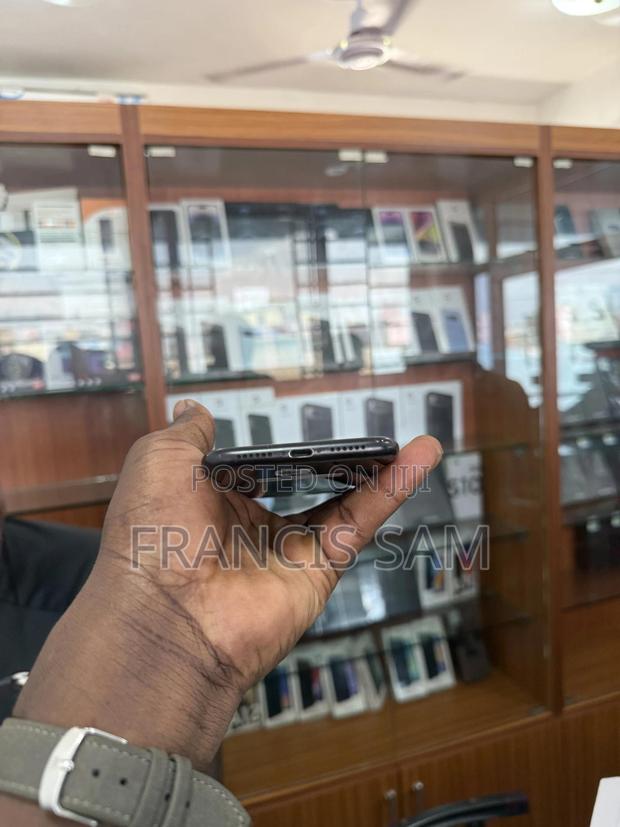 Apple iPhone XR 64 GB Black · Photo 5
