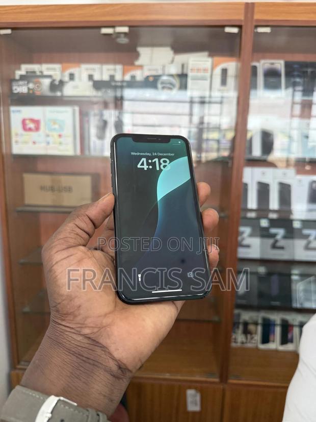 Apple iPhone XR 64 GB Black · Photo 1