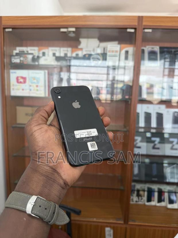 Apple iPhone XR 64 GB Black · Photo 6