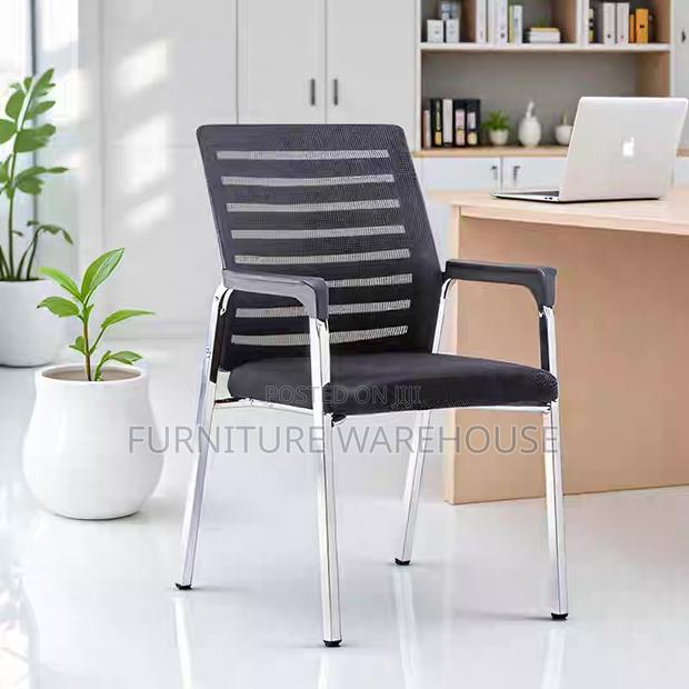 Black Mesh Office Visitor Chair · Photo 1