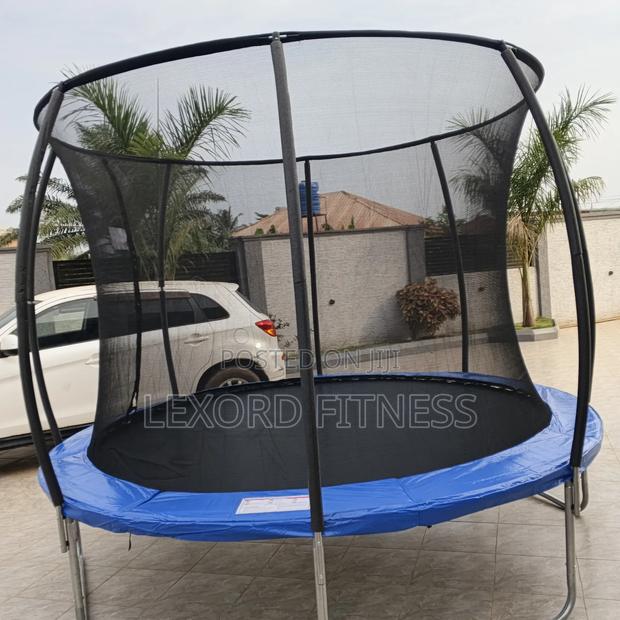 Trampoline 12ft With Safety Net Capacity 5-8 · Photo 2