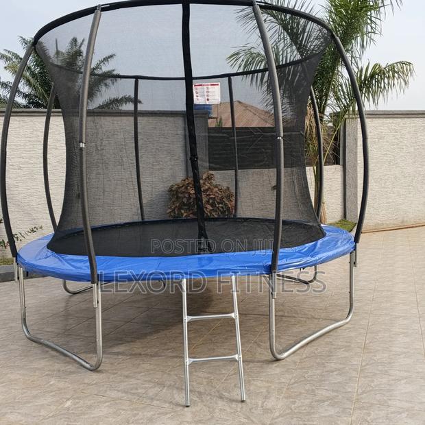 Trampoline 12ft With Safety Net Capacity 5-8 · Photo 3