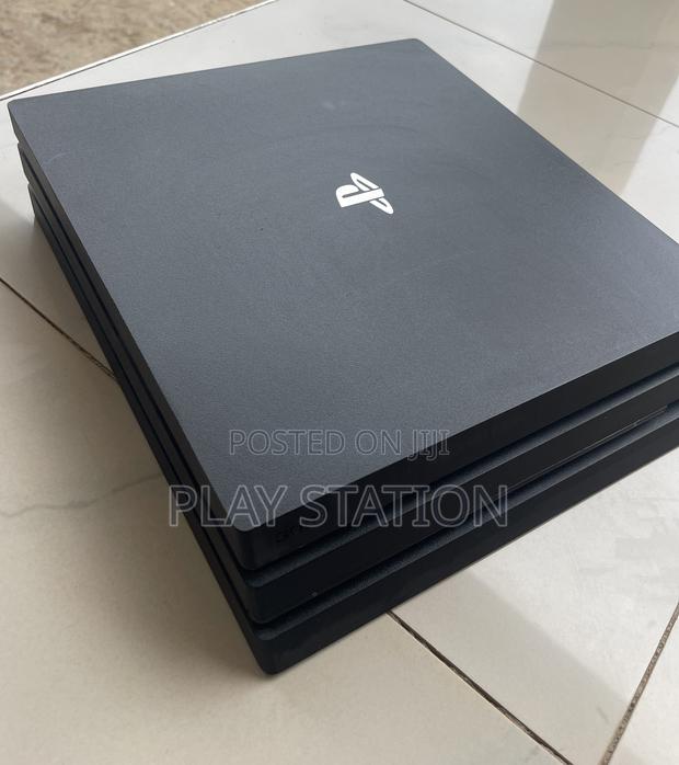 Playstation 4 Pro Version 9.00 With 10 Games · Photo 1