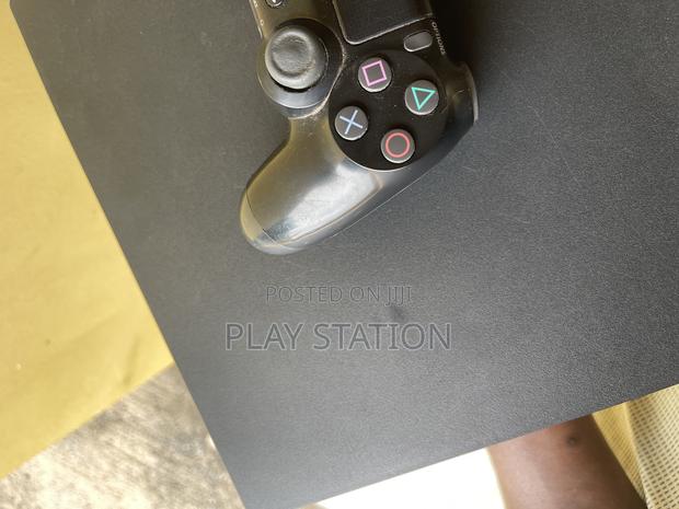 Playstation 4 Pro Version 9.00 With 10 Games · Photo 2