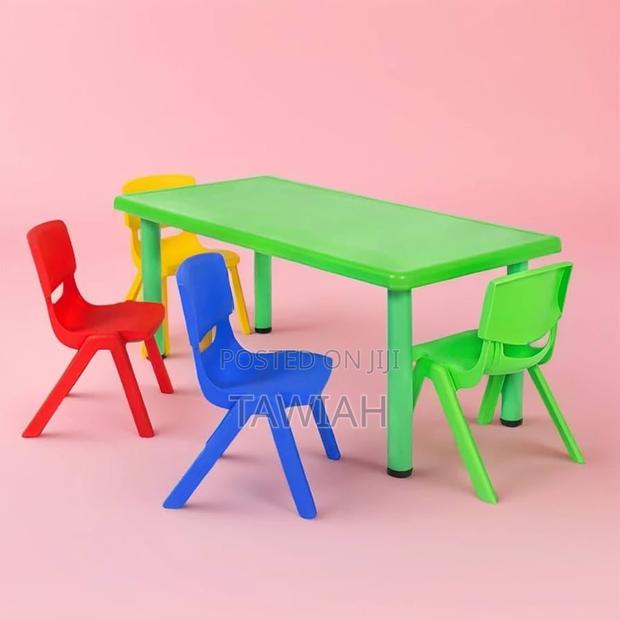 Children Table and 4 Chairs · Photo 1