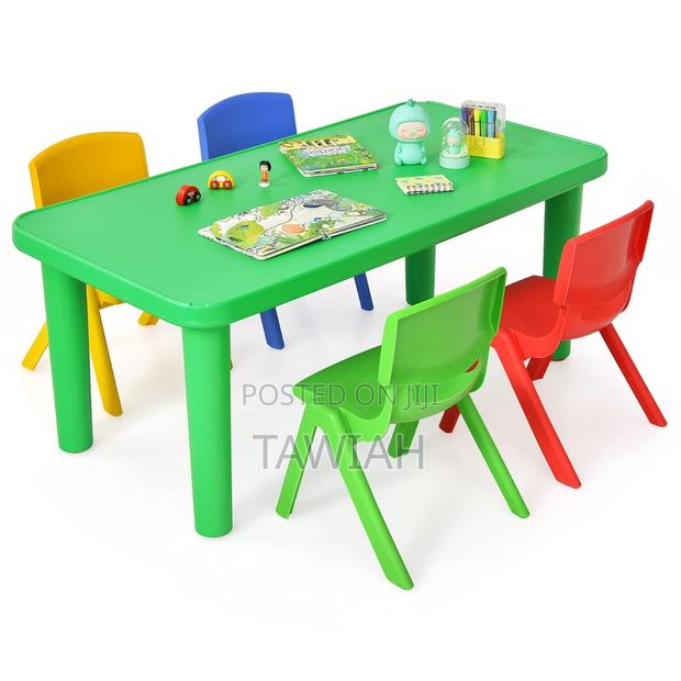 Children Table and 4 Chairs · Photo 2
