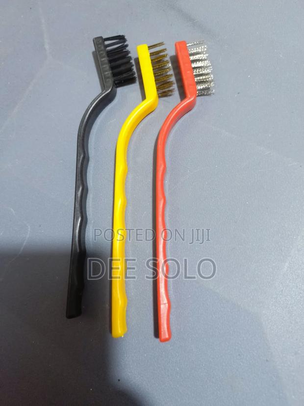 Iron Brush for Oven Cleaning · Photo 1