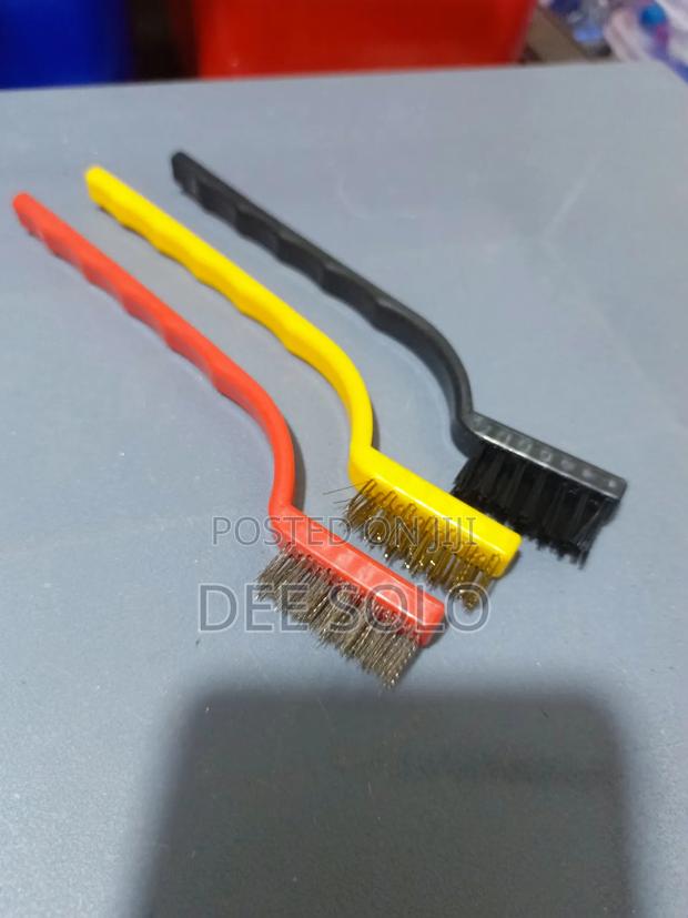 Iron Brush for Oven Cleaning · Photo 2