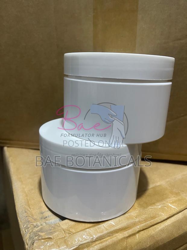 Solid White Cosmetic Foreign Jar With Inner Lid (250ml) · Photo 1