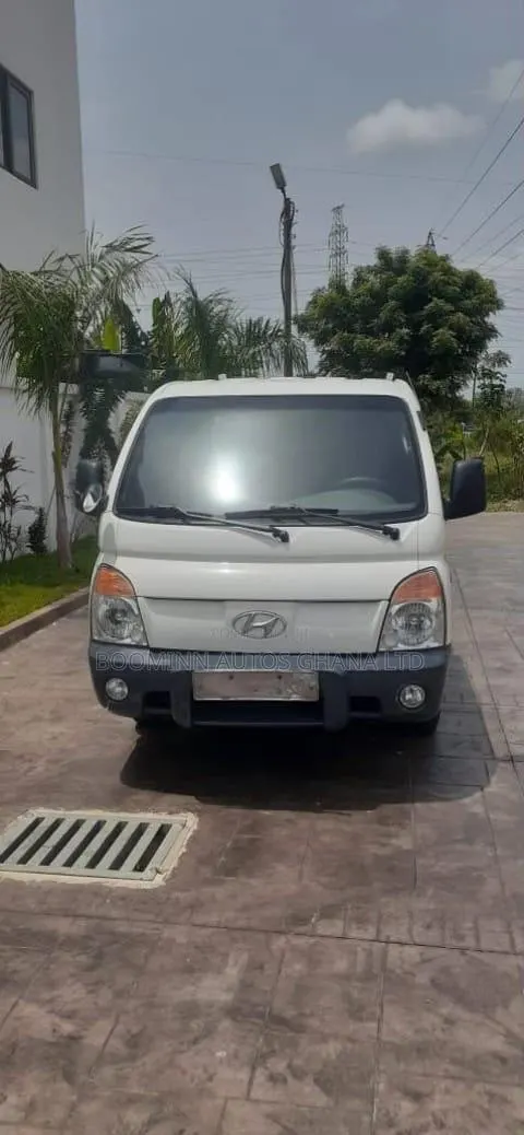 Hyundai H-100 Double-Cab Flatbed Truck · Photo 1