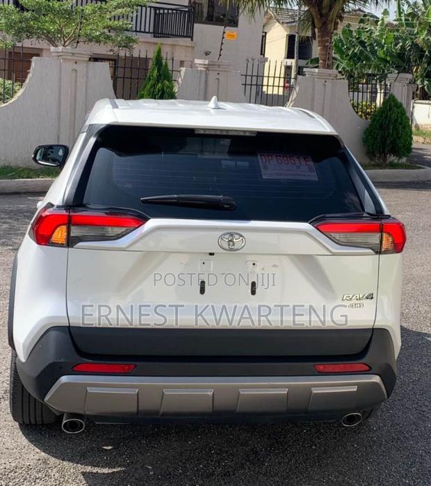 Toyota RAV4 XLE Premium AWD 2023 White · Photo 3