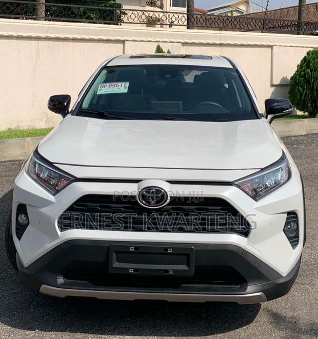 Toyota RAV4 XLE Premium AWD 2023 White · Photo 2