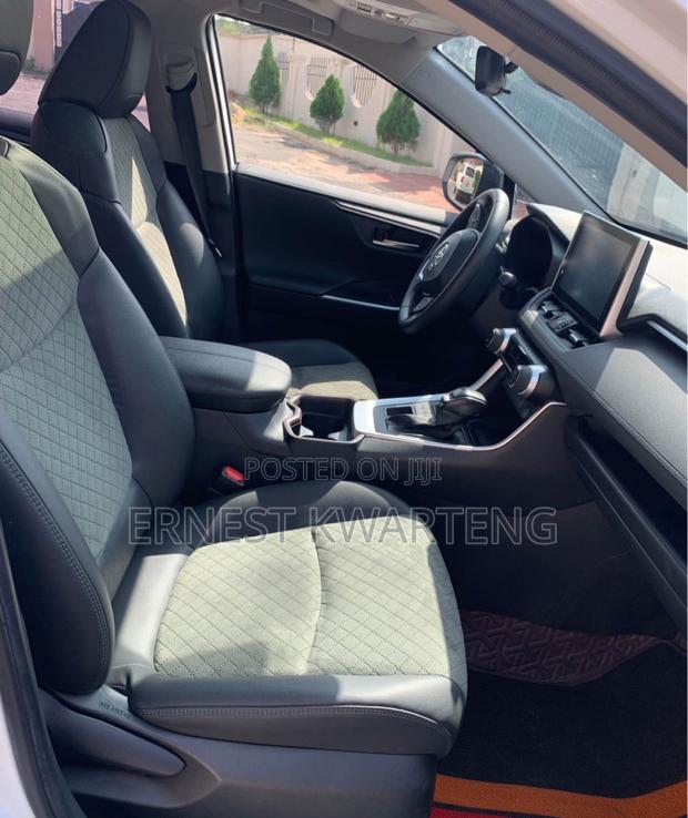 Toyota RAV4 XLE Premium AWD 2023 White · Photo 7