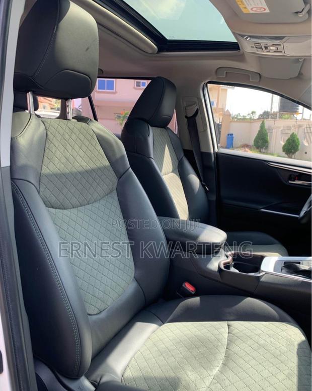 Toyota RAV4 XLE Premium AWD 2023 White · Photo 6