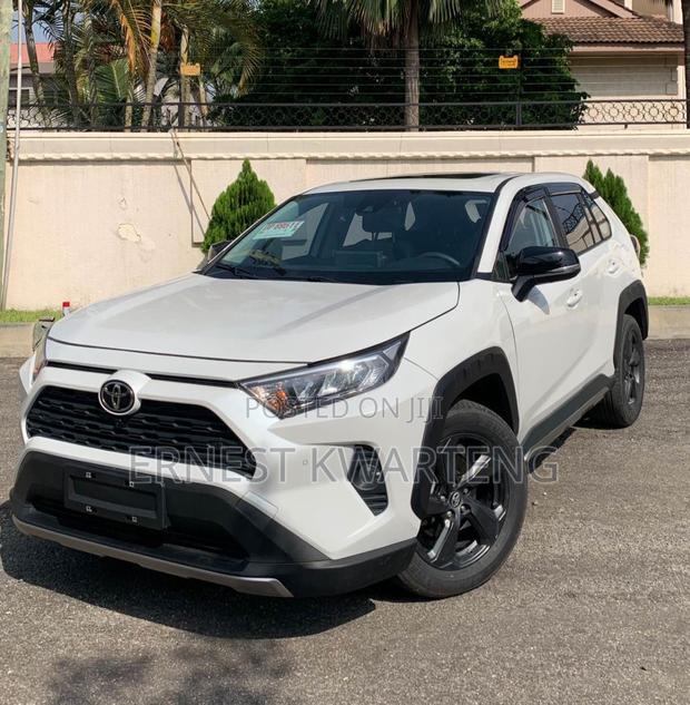 Toyota RAV4 XLE Premium AWD 2023 White · Photo 4