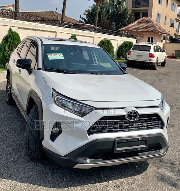 Toyota RAV4 XLE Premium AWD 2023 White · Photo 5