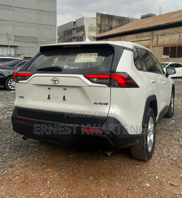 Toyota RAV4 2020 White · Photo 7