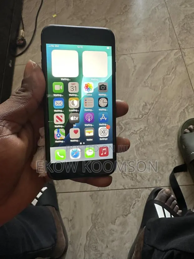Apple iPhone SE (2022) 64 GB Black · Photo 1