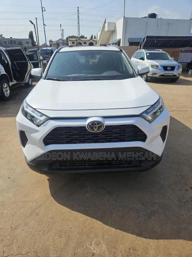 Toyota RAV4 XLE Premium 2026 White · Photo 1